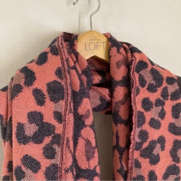 Old Navy Leopard Print Blanket Scarf Navy and Rose - Picture 4 of 6